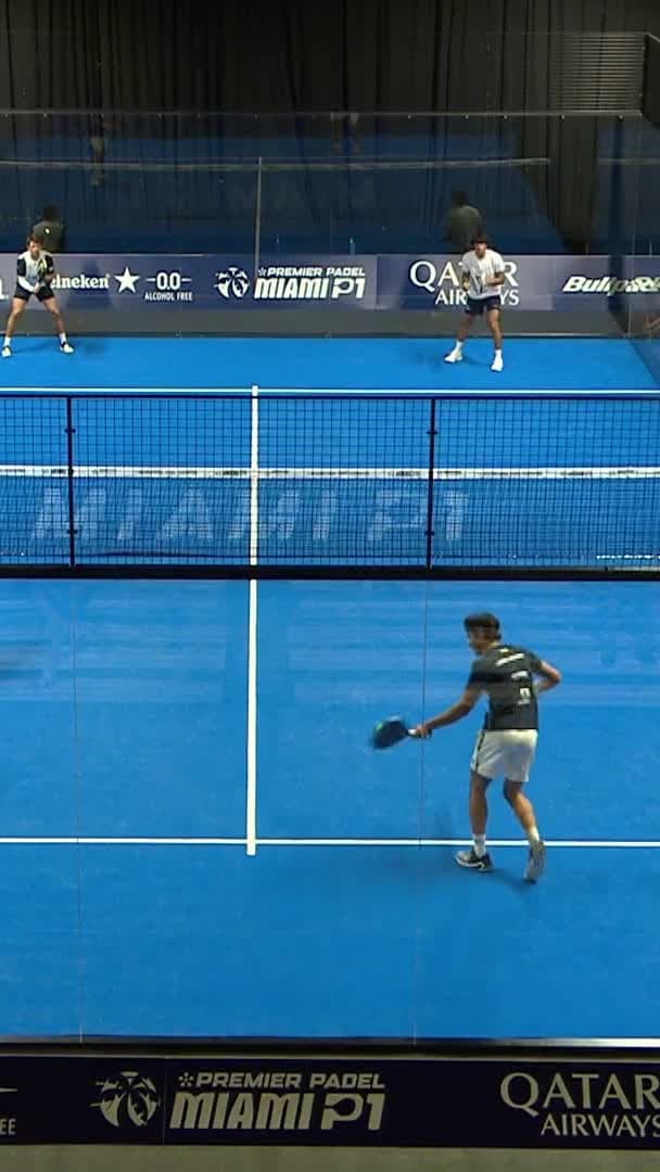 Leal hits a good smash that the opponents failed to return